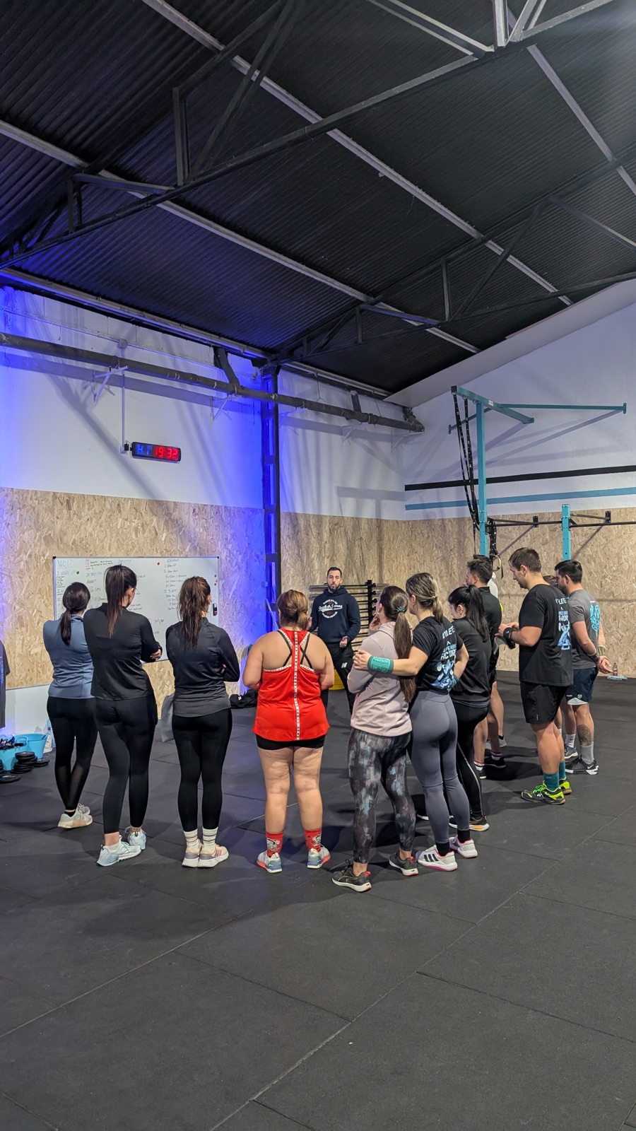 Coach explicando el WOD al grupo en Villena Factory