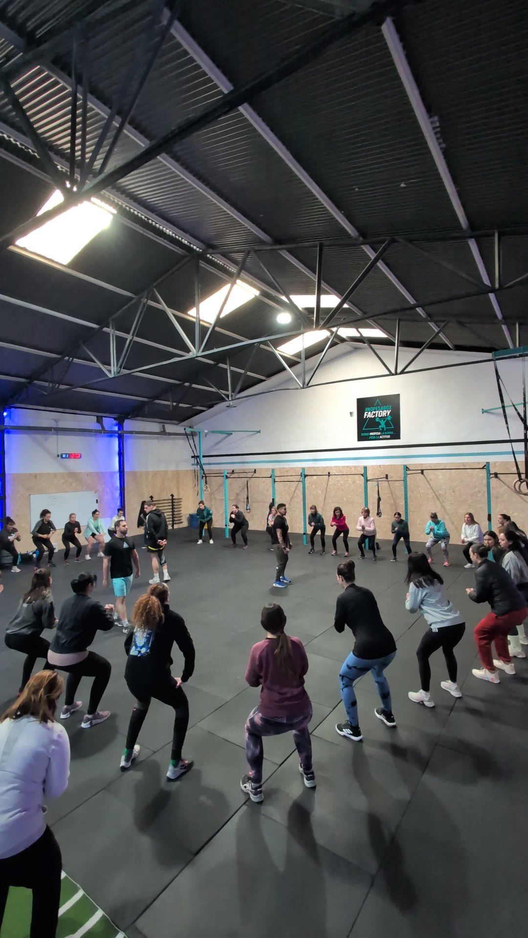 Panorámica de la nave de Villena Factory con grupo entrenando