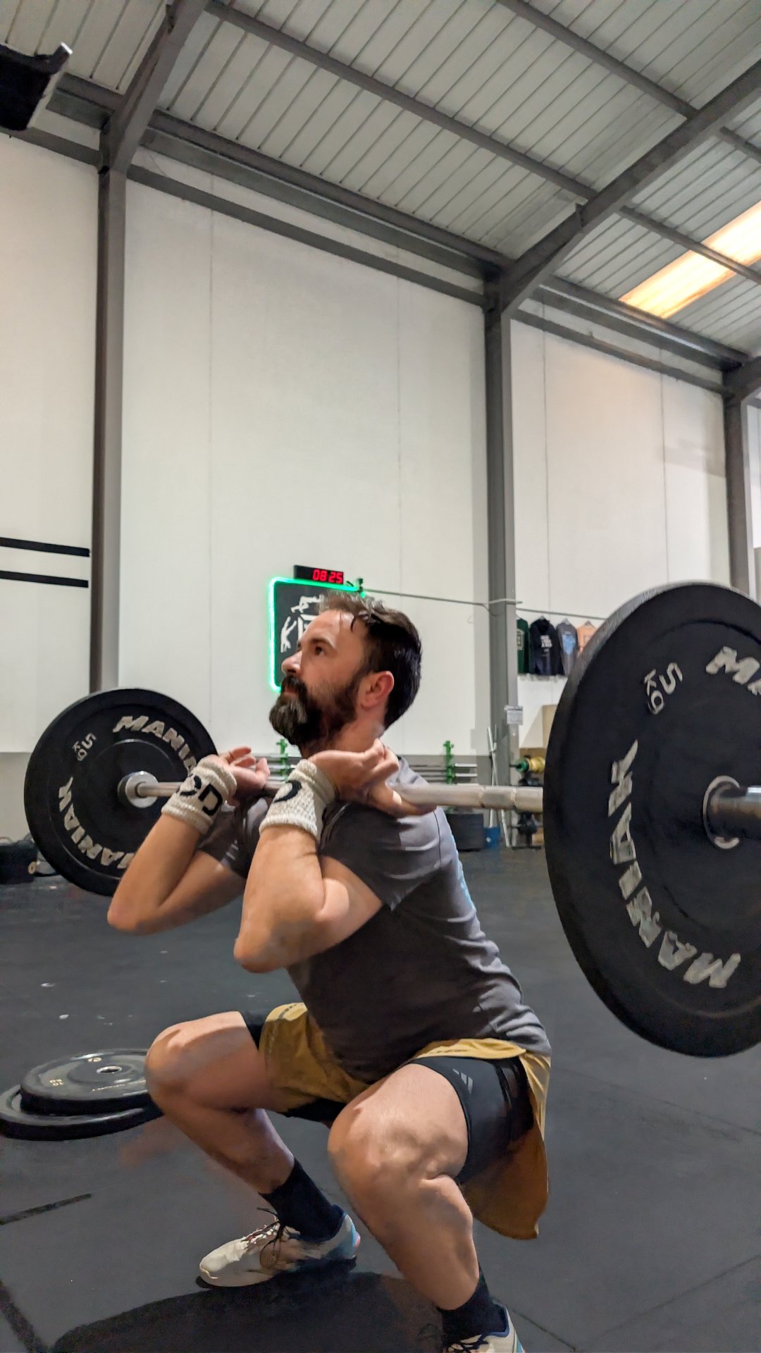 Atleta en pleno front squat